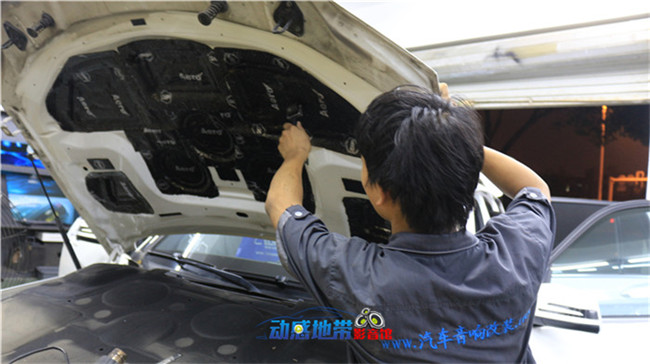 6動感地帶師傅正在施工STP 航空炸彈.jpg