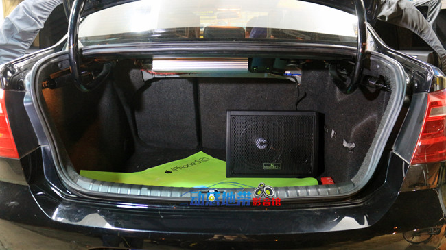 9尾箱卡萊D250L低音安裝效果.jpg