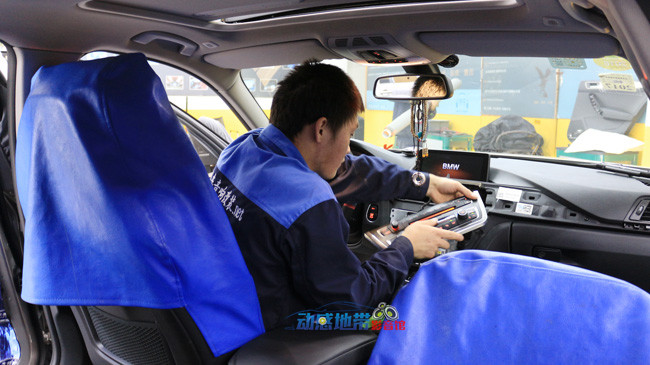 3動感地帶師傅在做好全車保護后開始拆主機.jpg
