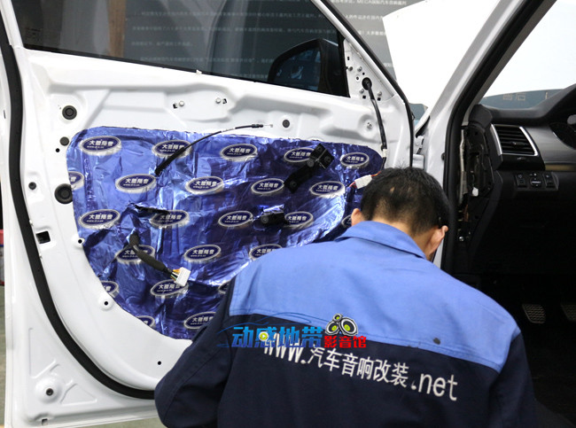 4動感地帶師傅正在施工大能隔音.jpg