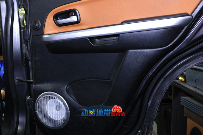 8-6后門中高音和中低音安裝效果.jpg