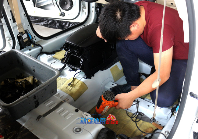2在做全車隔音前先清除車上的危害瀝青.jpg