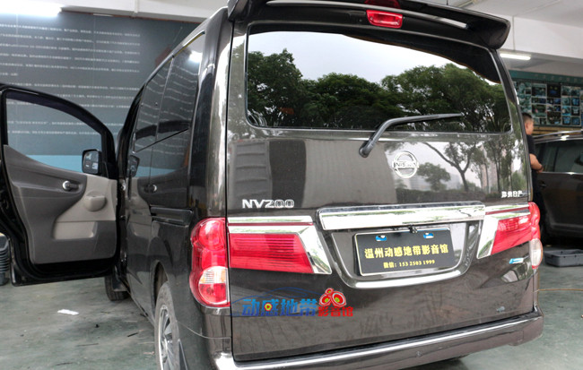 1日產(chǎn)尼桑NV200.jpg
