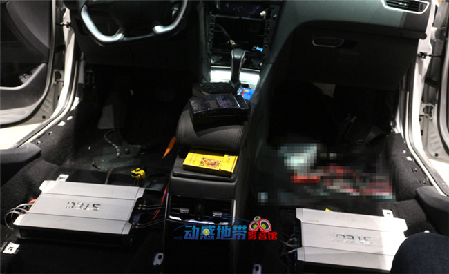 11兩臺(tái)意大利史泰格K401功放安裝效果.jpg