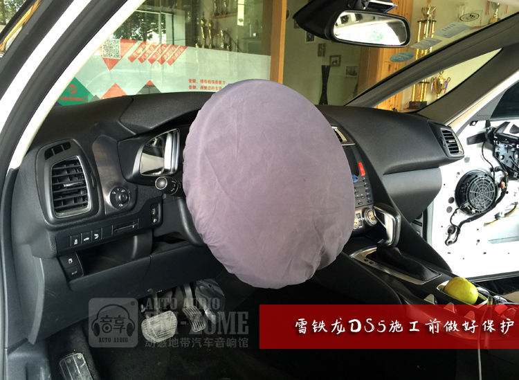 3專業(yè)的汽車音響改裝店在施工前做好保護(hù).jpg