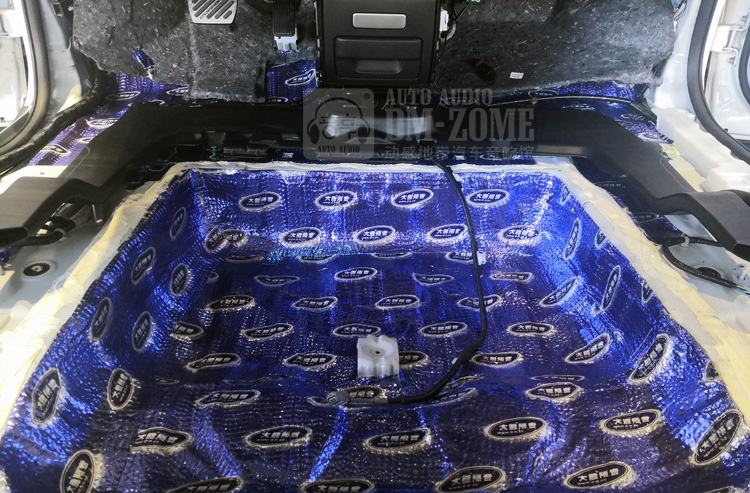 6后備箱第一層大能藍金剛減振施工.jpg