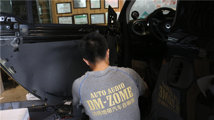 專業(yè)施工人員.jpg